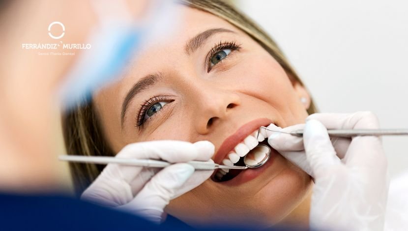 Visita de mantenimiento periodontal en clínica dental